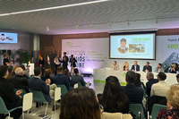 El ganador, en el momento de recibir el premio