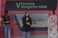 La catedratica de la UMA Lidia Fuentes posa con el galardon La catedratica de la UMA Lidia Fuentes posa con el galardon