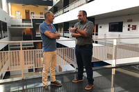 Garín, a la derecha, conversa con el director de la Escuela