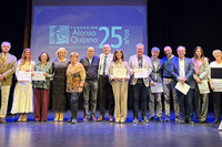 Los premiados, con los miembros de la Fundación