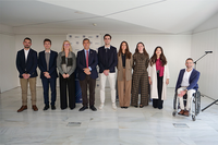 Los alumnos distinguidos, con el rector y la vicerrectora