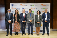 Representantes institucionales posan antes de la inauguracion de TURITEC 2025