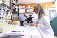 La científica Ana León en un laboratorio de la Facultad de Ciencias (Foto EFE)