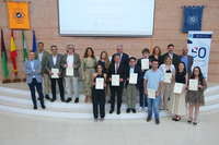 Los Premios Extraordinarios de Grado y Máster posan con la decana y el vicerrector