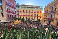 Nazarenos y ambiente de la Cofradía de Estudiantes