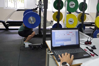 Las dos estrategias comparadas son muy utilizadas por entrenadores y atletas para medir su progresión en relación a la ganancia de masa muscular, fuerza máxima y cambios en la composición corporal