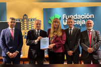 La catedrática Antonia Gutiérrez, directora de la tesis ganadora, posa con las autoridades asistentes en el acto