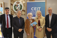 Foto de familia en el encuentro con Ida Vitale