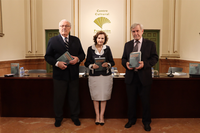 Foto de familia en la presentación de la obra "La invención del cronista"