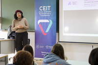 Gisela Montiel durante su participación en el taller "Aprender a emprender desde las carreras vinculadas a las Ciencias de la Comunicación"