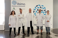 Parte del equipo científico de este estudio en la entrada de IBIMA-Plataforma Bionand