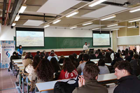 Una de las charlas profesionales de la Hackersweek