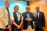 El catedrático Gómez Yebra posa con su placa junto al alcalde y representantes de la Fundación Alonso Quijano