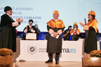 El nuevo honoris, entre su madrina y el rector El nuevo honoris, entre su madrina y el rector