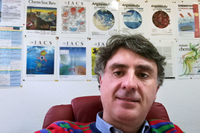 El profesor Juan Casado Cordón en su despacho en la Facultad de Ciencias