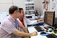Los profesores José Matés y Javier Márquez en el laboratorio de Proteómica del SCAI de la UMA