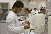 Investigadores en un laboratorio de la UMA