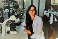 La doctora Elisabeth Sánchez Mejías en un laboratorio de la UMA