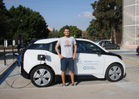 Estudiante con coche eléctrico