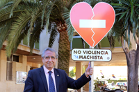 El rector de la UMA con la señal de la campaña 'No violencia machista'