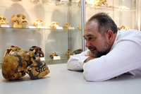 El profesor Pérez Claros con uno de los cráneos de la muestra, en la Facultad de Ciencias
