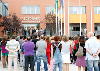 Un momento de la concentración celebrada ante el Rectorado de la UPO