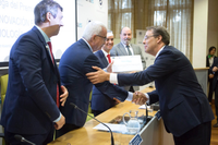 Carlos Lourenço, recogiendo el premio de 'Innovando Juntos' en el Rectorado