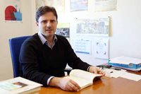 El profesor Antonio Calvo, en su despacho en la Facultad de Filosofía y Letras de la UMA