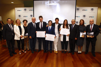 Los alumnos premiados, con las autoridades y Antonio Banderas