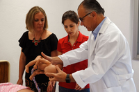 Los investigadores junto con Inmaculada Priego, técnico de laboratorio, en el Aula de Habilidades de la Facultad de Medicina de la UMA