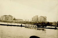 Remeras en el puerto de Málaga, una foto procedente del Archivo Díaz de Escovar de Málaga