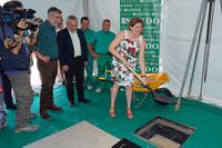 La vicerrectora Raquel Barco con el rector y otras autoridades, en el acto de primera piedra