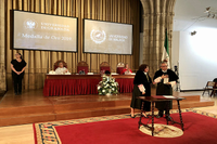 El rector recibe emocionado la distinción