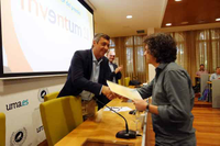 José Lozano recibe el premio 'Inventun 2.0' de manos del vicerrector de Investigación