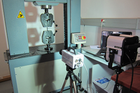Una imagen del taller en la que se ve una cámara de alta velocidad para realizar tratamiento de imágenes en ensayos de impactos 