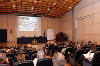 El catedrático García Raso impartiendo la conferencia en el salón de grados de la Facultad de Ciencias