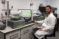 José Gil Márquez en un laboratorio del CEHIUMA, en el edificio Ada Byron