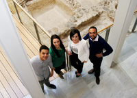 Los cuatro alumnos promotores del proyecto ante los restos arqueológicos del Rectorado