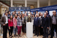 Los equipos de baloncesto de la UMA posan con las autoridades junto al trofeo de la Copa del Rey