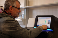 El investigador Gonzalo Claros con el secuenciador 'NEXTSEQ 500', en el Centro de Supercomputación y Bioinnovación de la UMA