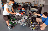 Algunos de los miembros de 'UMA Racing Team' trabajando en en el nuevo prototipo