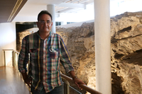 El profesor del área de Prehistoria de la UMA José Suárez en la sala de la Muralla del Rectorado