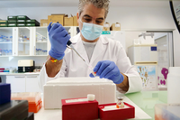 Ei investigador Adrián Ruiz-Villalba trabajando en su laboratorio de BIONAND