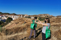 Voluntarios disparan las semillas con tirachinas