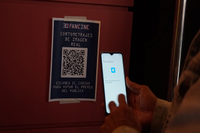 Una imagen de un espectador votando con su móvil en el Albéniz