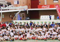 Foto de familia de los niños participantes en el maratón, acompañados del director de Deporte Universitario y de los presidentes de las federaciones de España y Andalucía