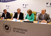 Adelaida de la Calle y Manuel Rincón firman las copias del convenio