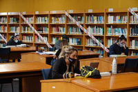 Estudiantes en una biblioteca de la UMA