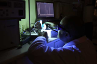 El investigador José Aguilera en el Laboratorio de Fotobiología ubicado en el CIMES