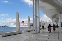 Turistas paseando por Muelle Uno, en Málaga